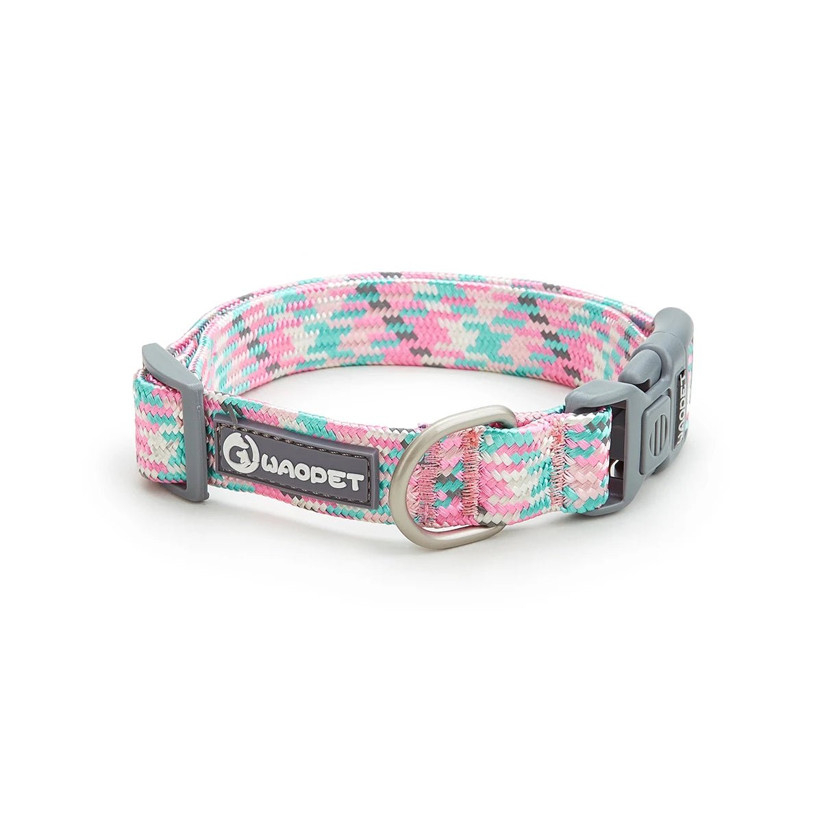 Collier chiot réglable de couleur rose et bleu avec les plastiques gris posé dans un fond blanc