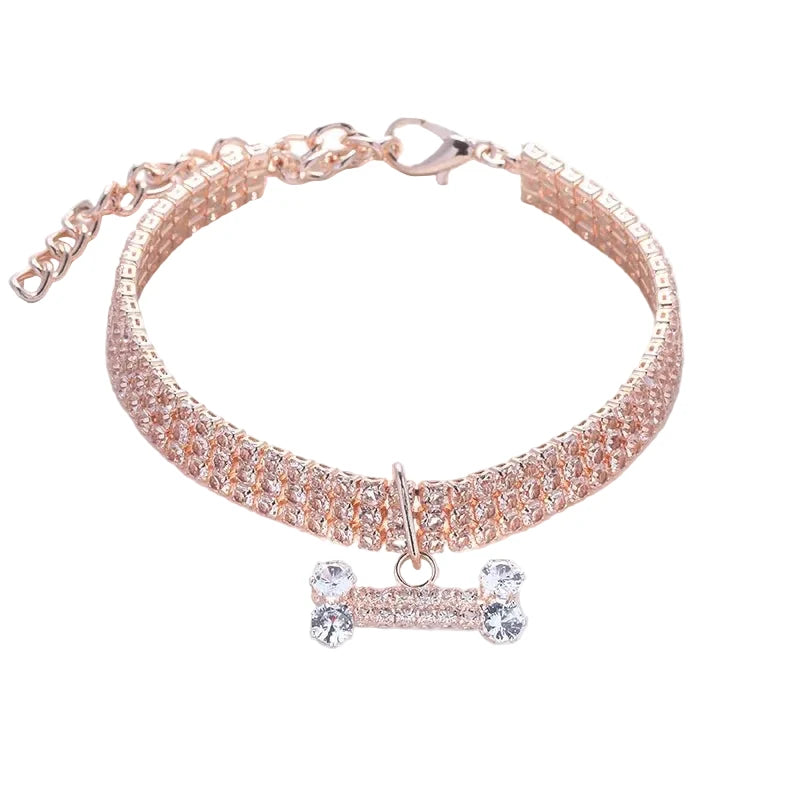 Collier chiot rose style diamant mis en valeur sur un plateau de couleur blanc 