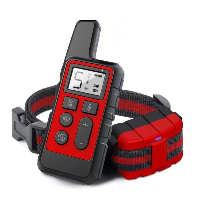 Collier d'entraînement 500m de couleur rouge et noir. Le collier possède une télécommande de couleur rouge. Produit parfait pour le dressage de Boutiquechien