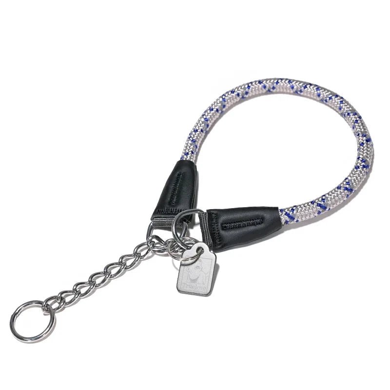 collier étrangleur chien de couleur blanc. Le collier est en nylon résistant avec une chaine qui réunis les deux bouts en métal. Image produit de Boutiquechien