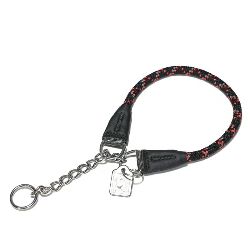 collier étrangleur chien de couleur noir. Le collier est en nylon résistant avec une chaine qui réunis les deux bouts en métal. Image produit de Boutiquechien