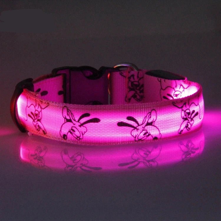 collier chien lumineux rose. Le collier est parfait pour voir de nuit son chien. Image produit Boutiquechien
