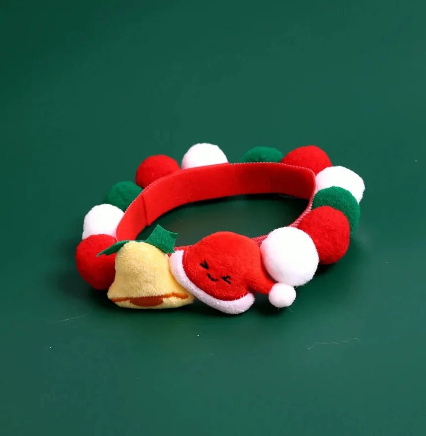 Collier noel pour chien rouge et vert dans un fond vert
