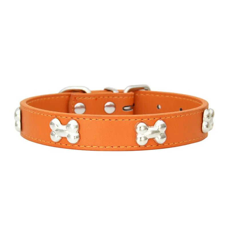 Collier style cuir de couleur orange pour chiot. Le collier possède des médaillons en forme d'os. Image produit Boutiquechien