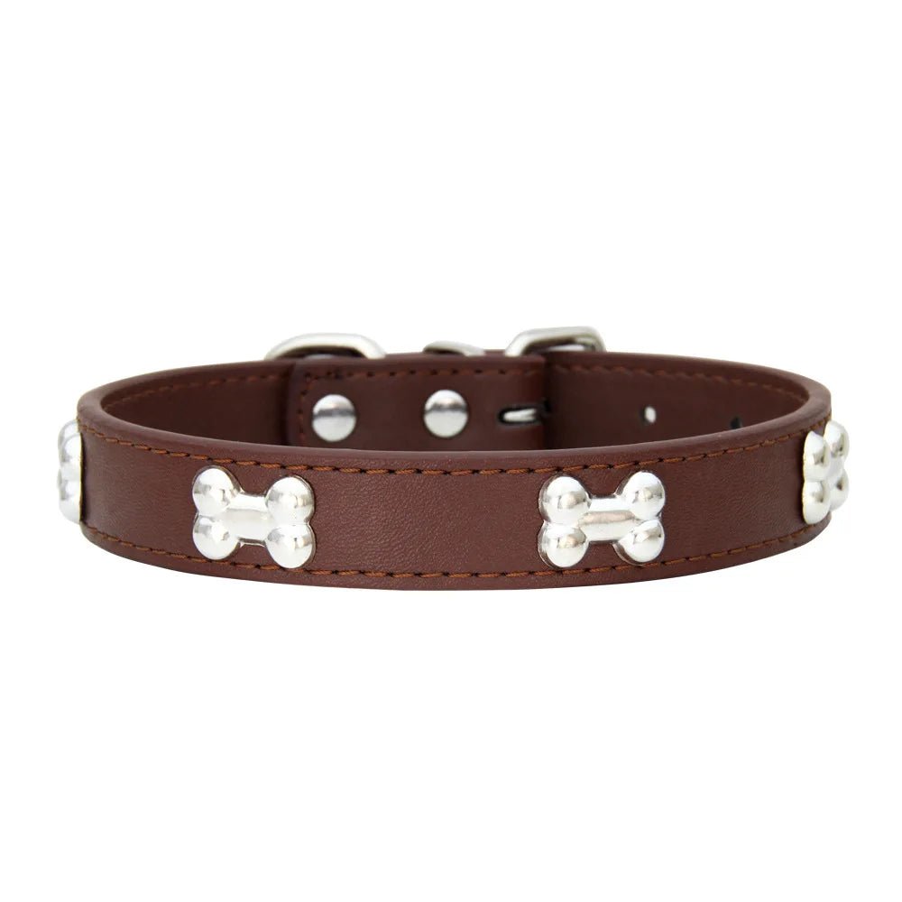 Collier style cuir de couleur brun pour chiot. Le collier possède des médaillons en forme d'os. Image produit Boutiquechien