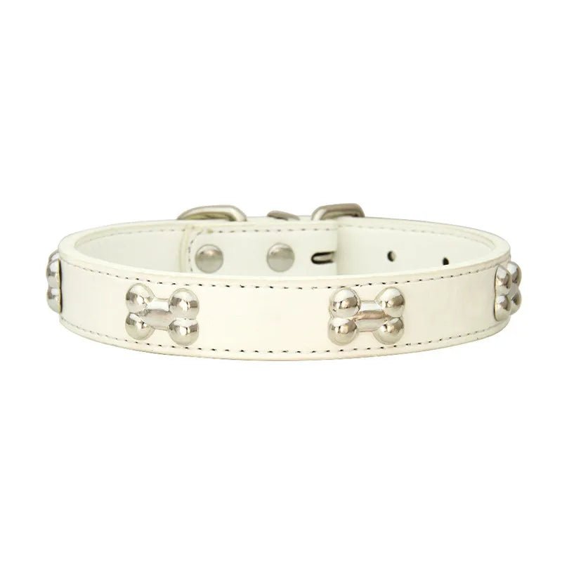 Collier style cuir de couleur blanc pour chiot. Le collier possède des médaillons en forme d'os. Image produit Boutiquechien