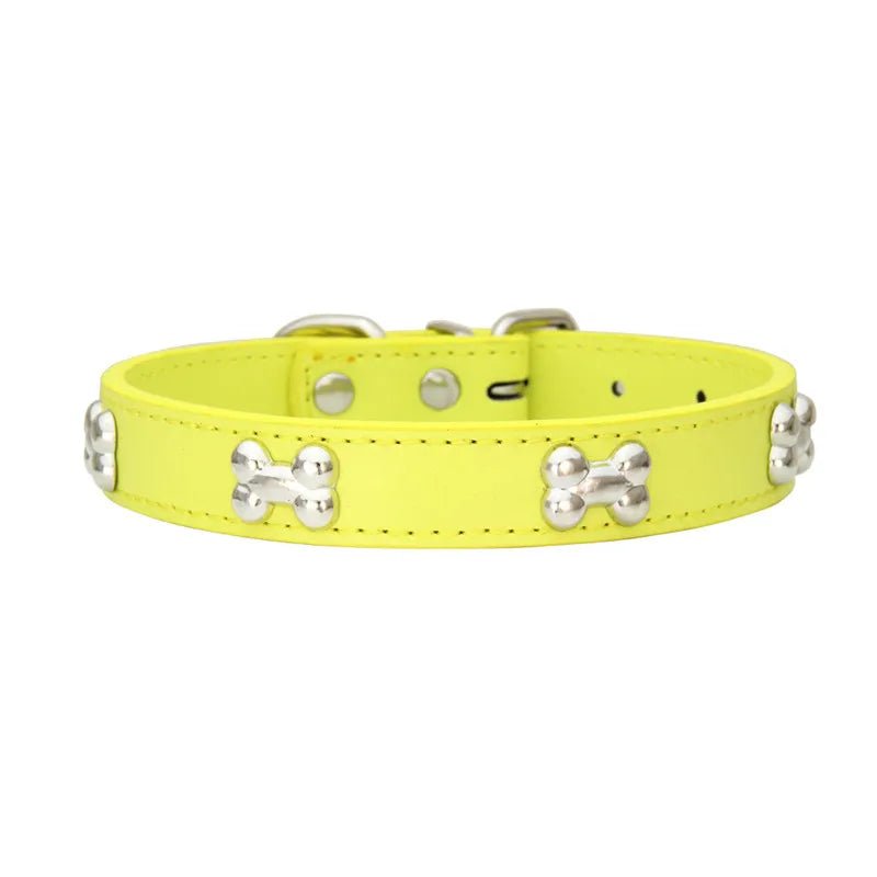 Collier style cuir de couleur jaune claire pour chiot. Le collier possède des médaillons en forme d'os. Image produit Boutiquechien