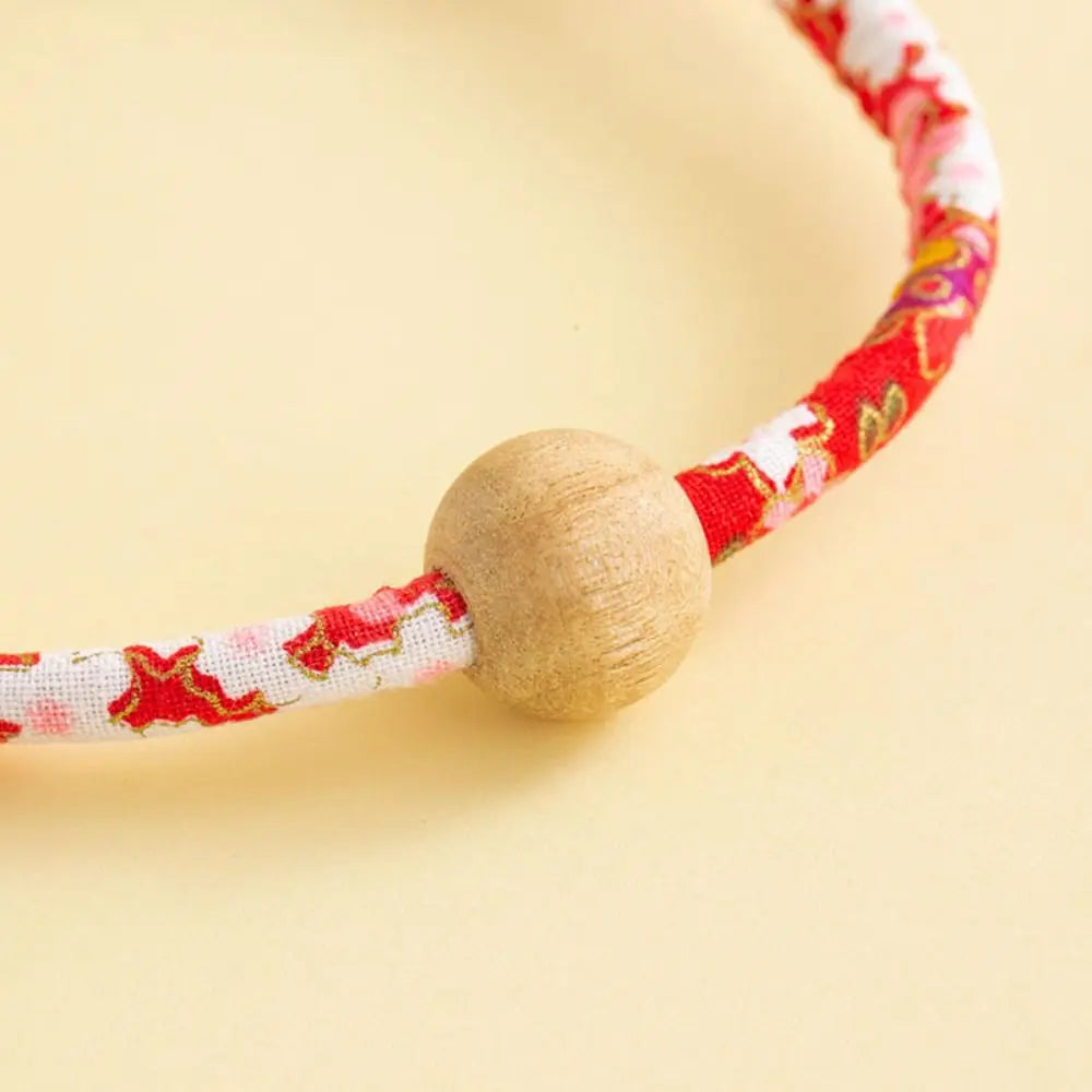 collier anti puce pour petit chien avec une boule Image