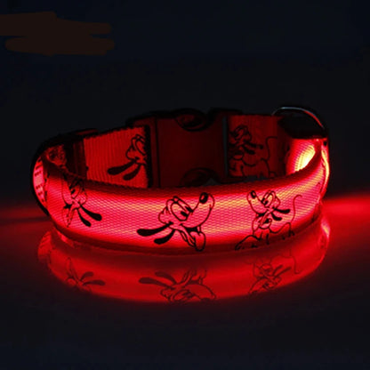 collier chien lumineux rouge. Le collier est parfait pour voir de nuit son chien. Image produit Boutiquechien