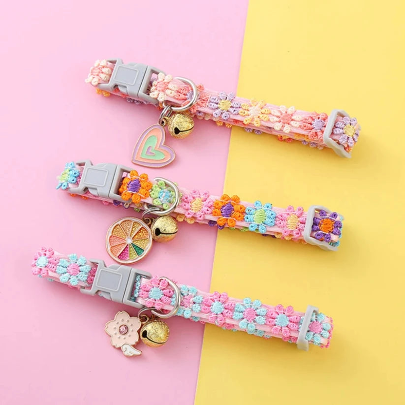 Collier pour chiot de couleur rose mis en valeur dans un fond rose et jaune. Image produit Boutiquechien Image