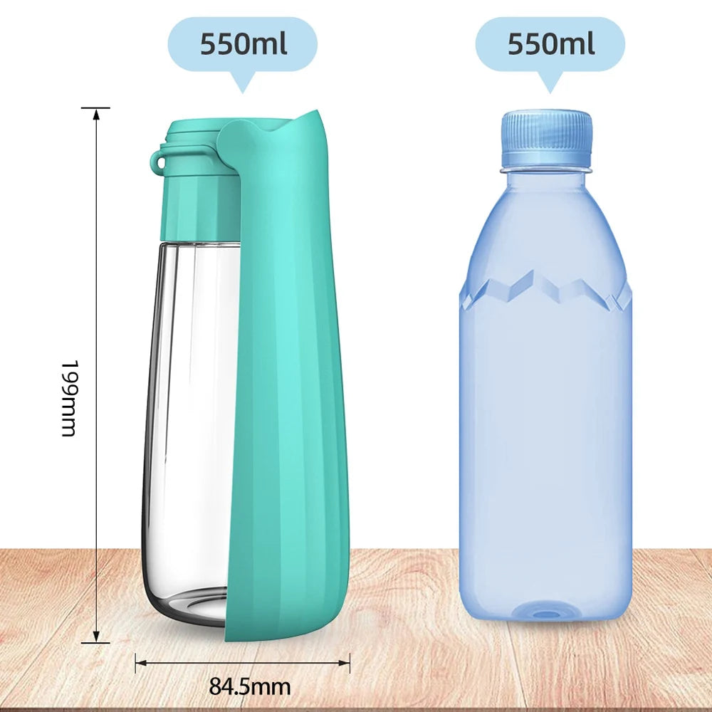 comparatif de la gourde pour chien de couleur verte avec une petite bouteille d'eau de couleur bleu. Le produit possède une capacité de 550Ml pour stocker l'eau. Image produit Boutiquechien