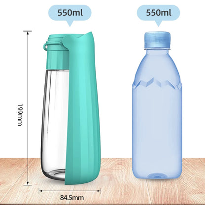 comparatif de la gourde pour chien de couleur verte avec une petite bouteille d'eau de couleur bleu. Le produit possède une capacité de 550Ml pour stocker l'eau. Image produit Boutiquechien