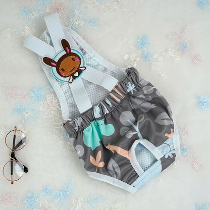 Couche à bretelle pour chien de couleur gris avec des formes de hippopotame. Le produit est posé dans un fond blanc. Image produit Boutiquechien