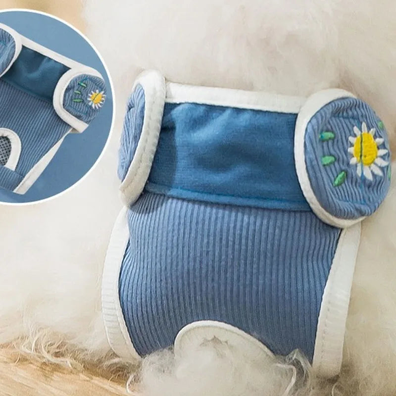 Couche pour petit chien de couleur bleu bleu avec fleur. Image produit Boutiquechien