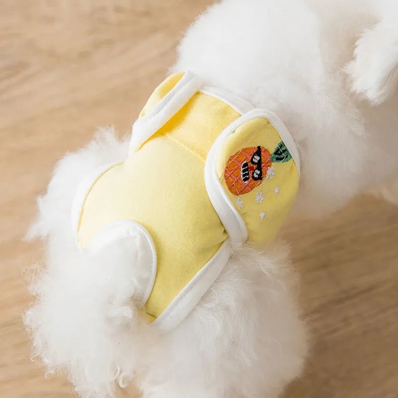 Couche jaune pour les petits chiens. Sur l'image il y a un petit chien blanc. Image produit Boutiquechien