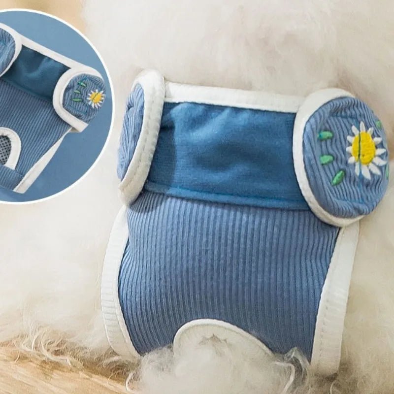 Couche pour petit chien de couleur bleu bleu avec fleur. Image produit Boutiquechien