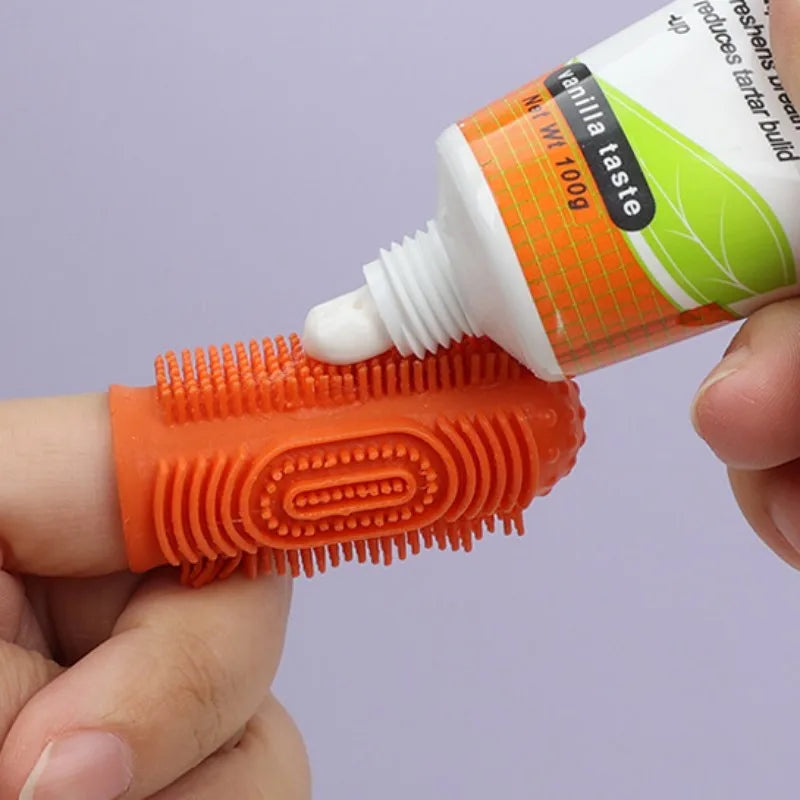 dentifrice de couleur blanc a mettre sur la brosse a dent de couleur orange au bout du doigt. Image produit Boutiquechien