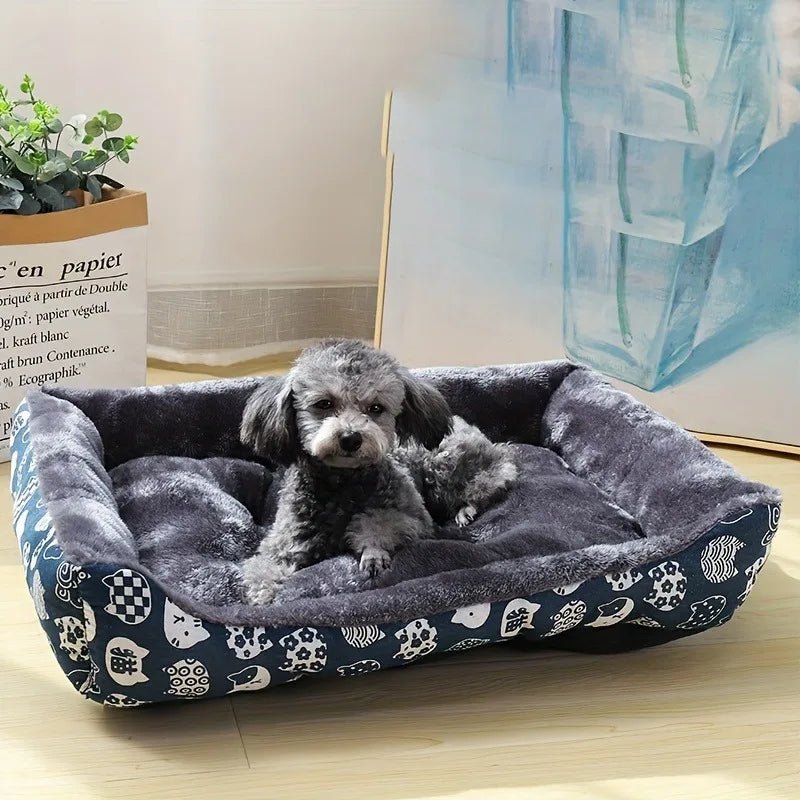 Panier pour chien avec motif chinois dessus de couleur noir avec un petit chien noir dans le panier couché 