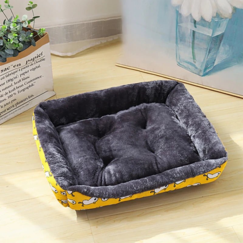 Panier pour chien avec motif canard dessus pour chien de toutes les tailles. Le panier est posé par terre à côté d'un tableau et d'une plante verte pour boutiquechien