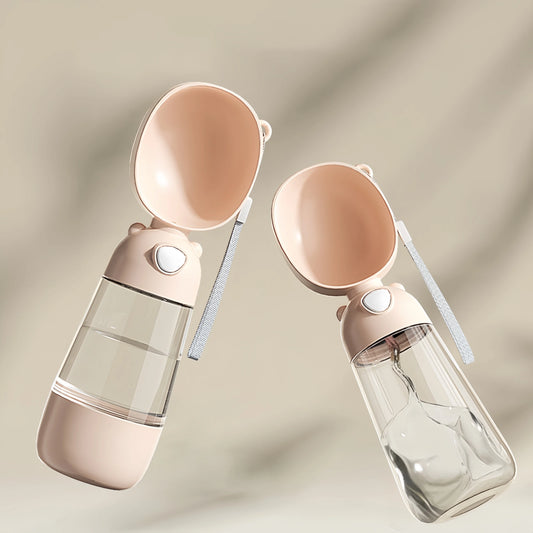 deux gourde pour chien de couleurs abricot posé l'une à côté de l'autre. Les deux gourdes font distributeur d'eau et une fait distributeur de friandise. Image produit Boutiquechien