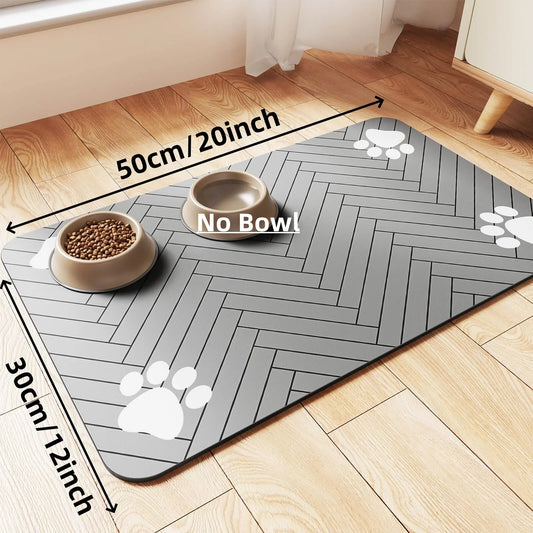 Tapis pour gamelle de couleur gris avec 4 formes de pattes de chaque côté du tapis gamelle. Le tapis gamelle chien est de couleur gris et il est posé dans un salon de couleur claire. Image produit Boutiquechien