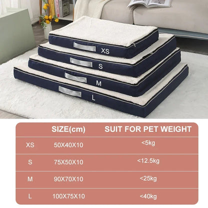 Tapis chien bleu blanc posé dans un salon de couleur claire. Les tapis sont posés les uns sur les autres pour montrer la différence de taille de XS à L. Image produit Boutiquechien