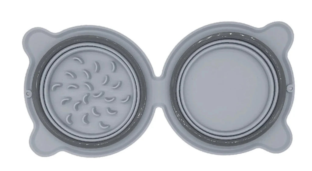 Gamelle pour chien pliante de couleur gris avec deux parties dépliante. Image produit Boutiquechien