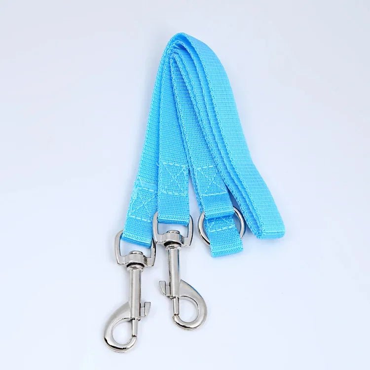 extension de laisse pour chien de couleur bleu fais en nylon. Cette extension est de couleur rouge pour deux chiens. Cette extension est résistante. Image produit Boutiquechien