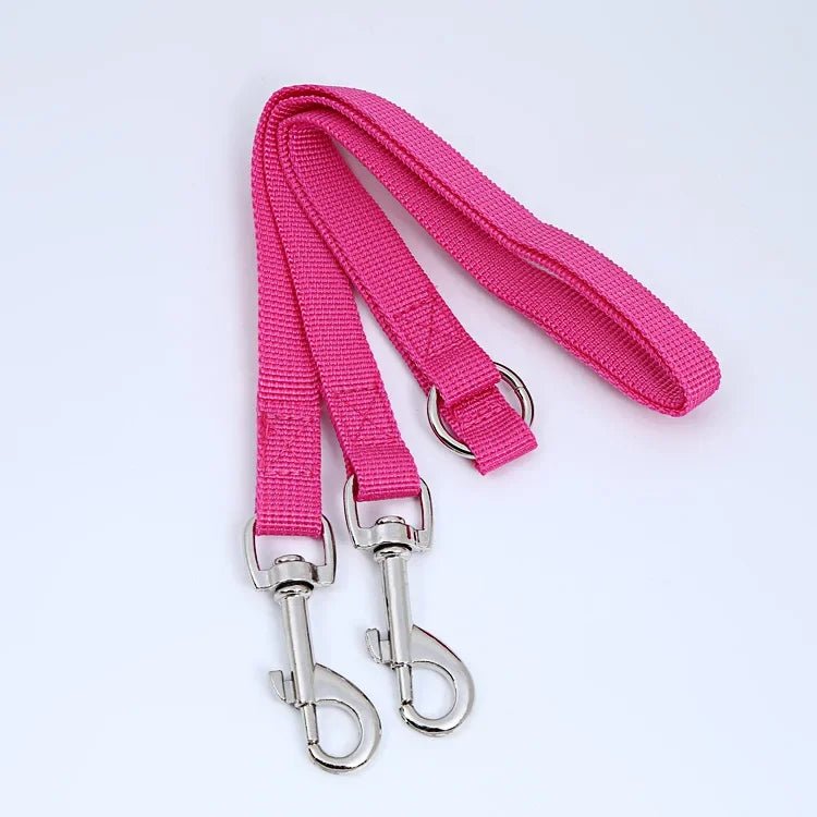 extension de laisse pour chien de couleur rose fais en nylon. Cette extension est de couleur rouge pour deux chiens. Cette extension est résistante. Image produit Boutiquechien
