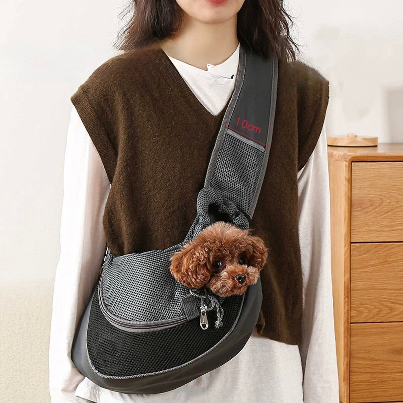 femme portant la sacoche de couleur noir avec une taille de couleur gris. Dans le sac il y a un petit chien de couleur brun. Image produit Boutiquechien Image