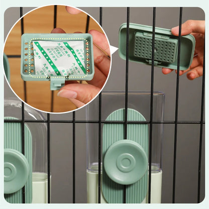 Gamelle d'eau de couleur verte avec toutes les dimensions sur un grillage noir. Il y a un filtre dans la gamelle d'eau pour chien. Image produit Boutiquechien