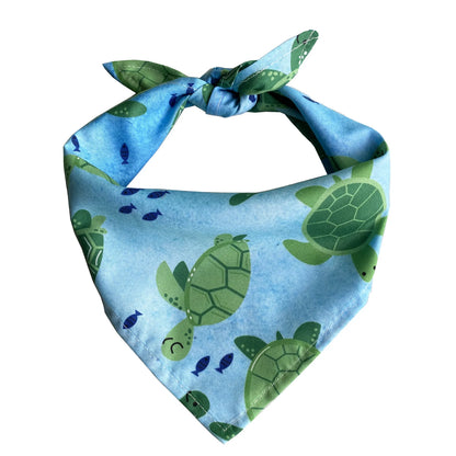 Foulard pour chien de couleur bleu avec des tortues dessus. Image produit Boutiquechien