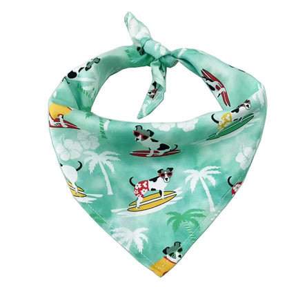Foulard pour chien de couleur vert avec des palmiers. Sur le foulard il y a des chiens avec des lunettes de soleil qui font sur Surf. Image produit Boutiquechien