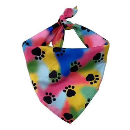 foulard pour chien multicolore avec des pattes noir dessus. Image produit de boutiquechien 