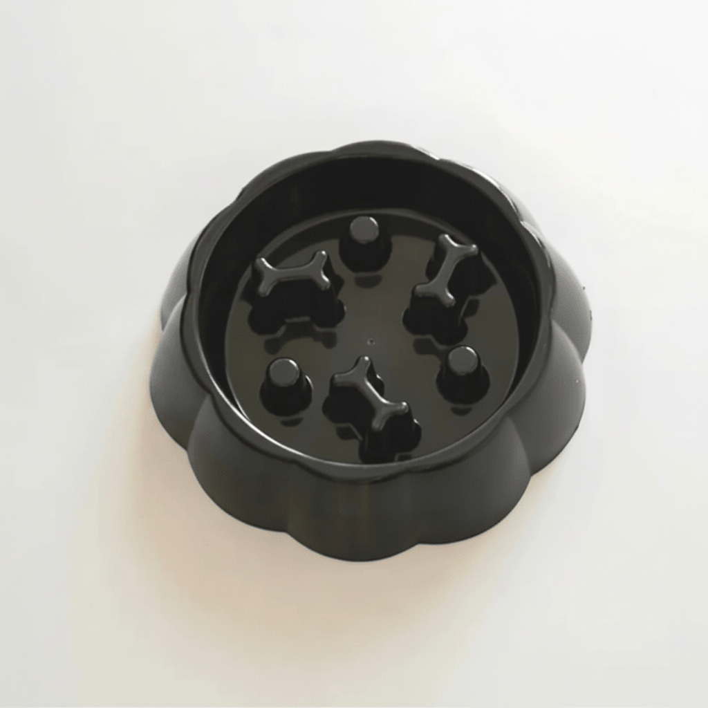 Gamelle pour chien anti-glouton de couleur noir avec pour dimension 18cm sur 18cm parfait pour votre chien. Image produit Boutiquechien