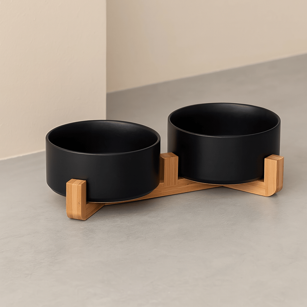 gamelle double pour chien de couleur noir et bois avec un fond claire. Image produit Boutiquechien