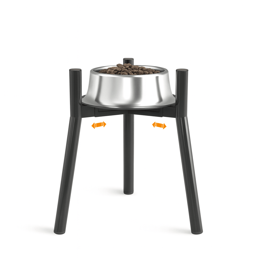 Support de gamelle sureleve de couleur noir avec une gamelle en inox avec des croquettes dedans. image produit Boutiquechien
