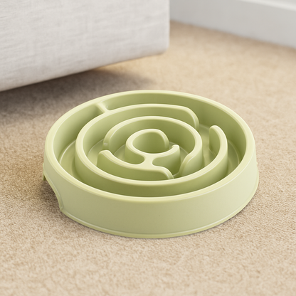 Gamelle anti glouton pour chien de couleur vert posé sur un sol de couleur claire. Image produit Boutiquechien