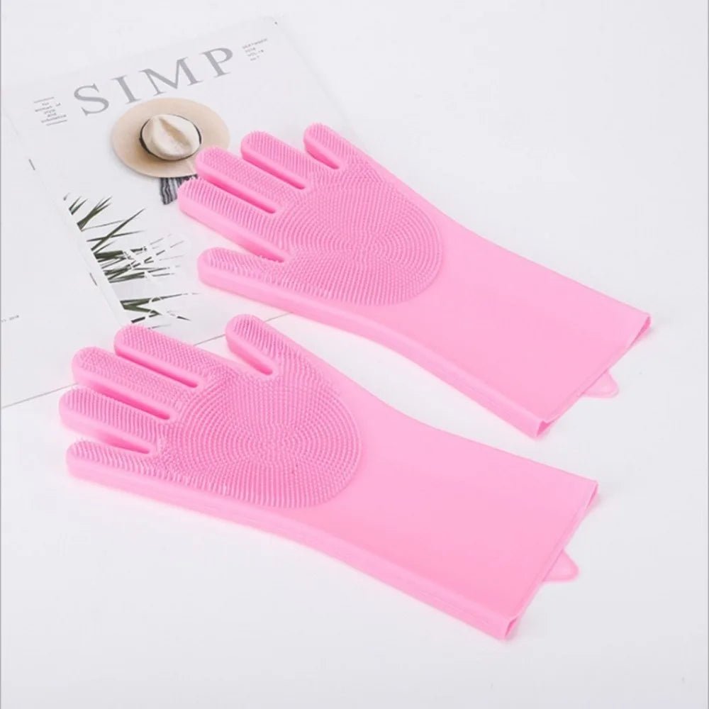 brosse de couleur avec deux gants rose posé sur un sol de couleur blanc près d'un magasine. Image produit Boutiquechien