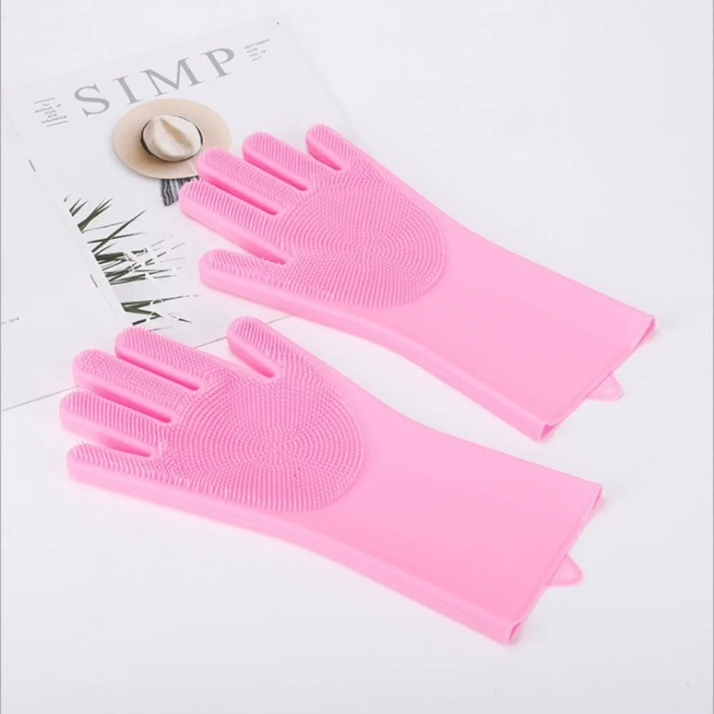 brosse de couleur avec deux gants rose posé sur un sol de couleur blanc près d'un magasine. Image produit Boutiquechien