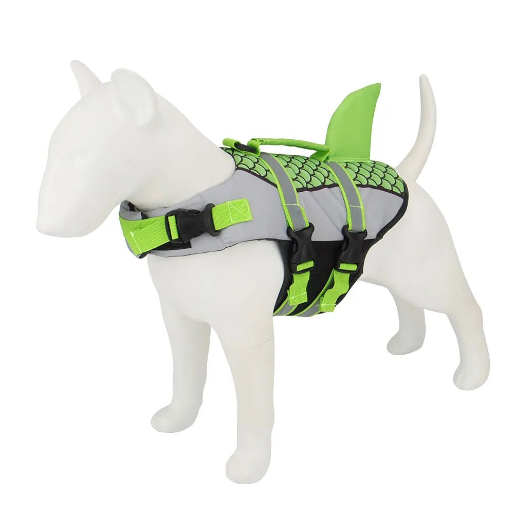 Gilet de sauvetage pour les chiens en forme de requin de couleur vert et gris. Image produit Boutiquechien