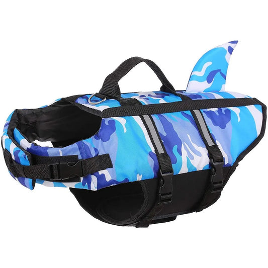 Gilet de sauvetage pour les chiens de couleur bleu avec un style camouflage. Le gilet pour chien à une forme de requin. Image produit Boutiquechien