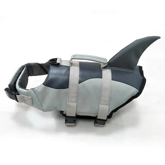 Gilet de sauvetage pour les grands chien de couleur gris en forme de requin. Image produit Boutiquechien