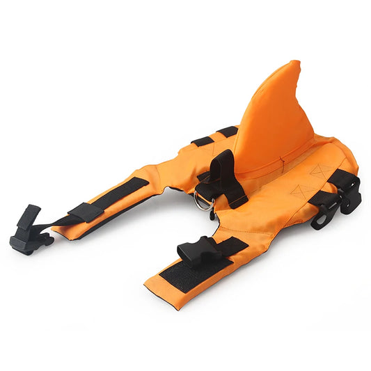 Gilet de sauvetage pour chien de couleur orange avec une forme de requin de couleur orange et noir. Image produit Boutiquechien