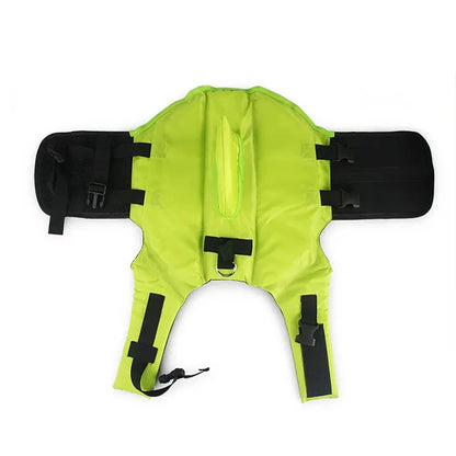 Gilet de sauvetage pour chien de couleur vert avec une forme de requin de couleur orange et noir. Image produit Boutiquechien