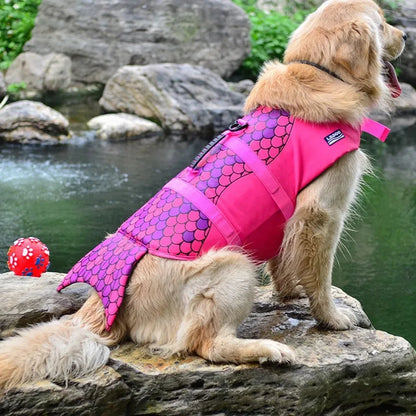 Gilet pour chien de sauvetage de couleur rose avec une forme de sirène. Le chiens près de l'eau. Image produit Boutiquechien