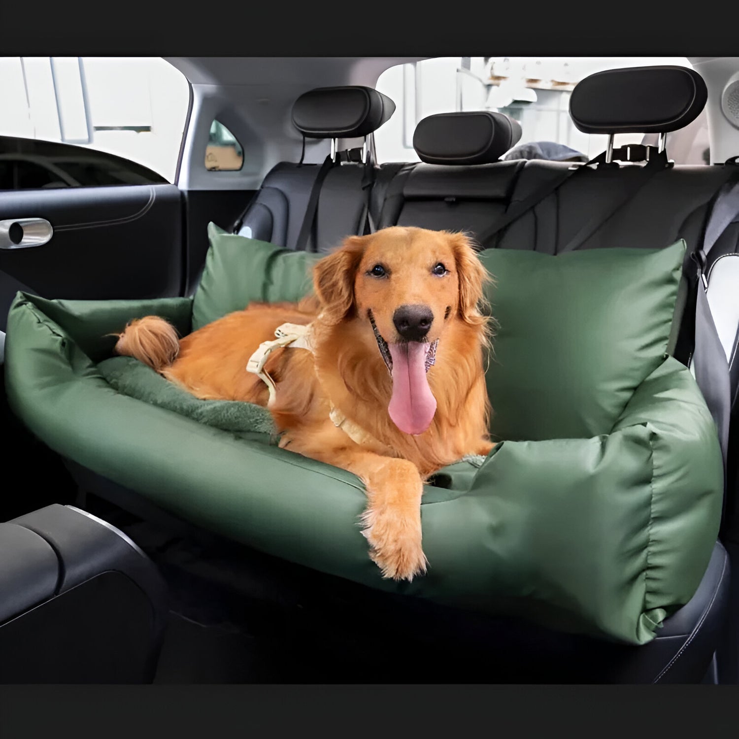 Grand chien de couleur roux couché dans un grand panier de transport pour chien de couleur vert militaire dans une voiture à intérieur noir. Le chien tire la langue et possède un harnais de couleur beige. Image produit Boutiquechien