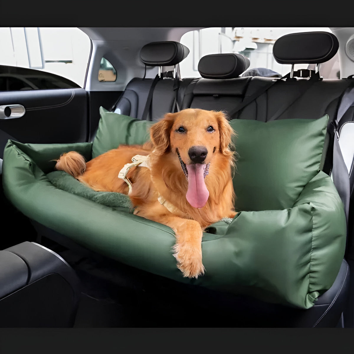 Grand chien de couleur roux couché dans un grand panier de transport pour chien de couleur vert militaire dans une voiture à intérieur noir. Le chien tire la langue et possède un harnais de couleur beige. Image produit Boutiquechien Image