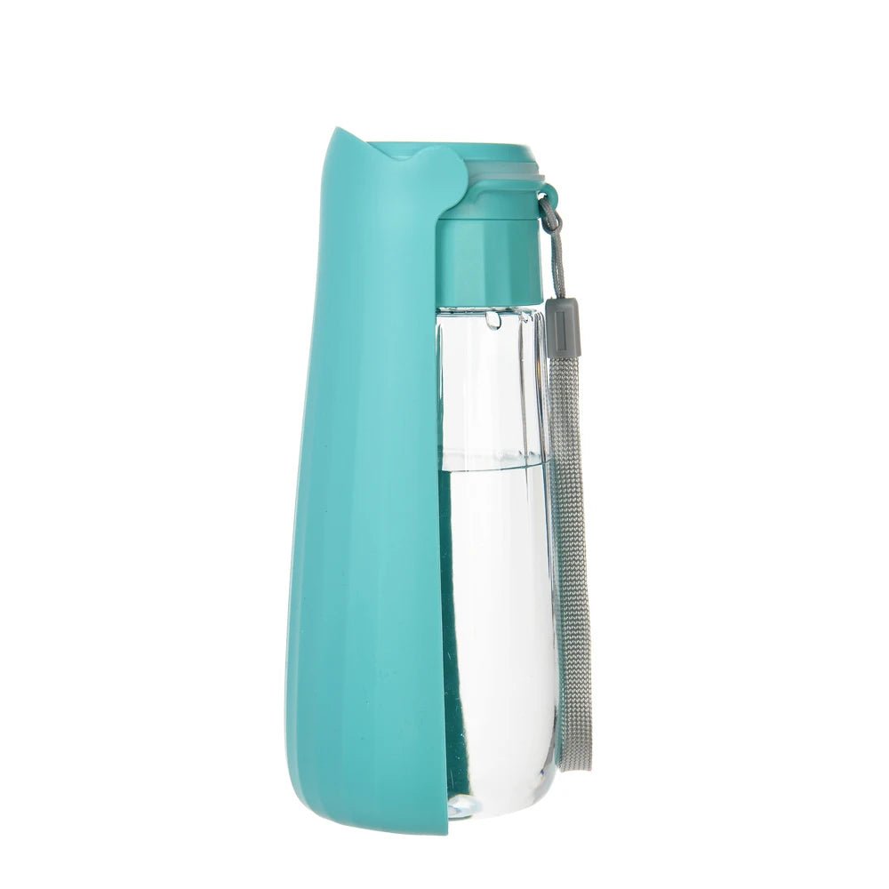 gourde pour chien de couleur bleu avec gamelle intégré bleu. La gourde possède une lanière grise pour tenir la gourde chien. Image produit Boutiquechien