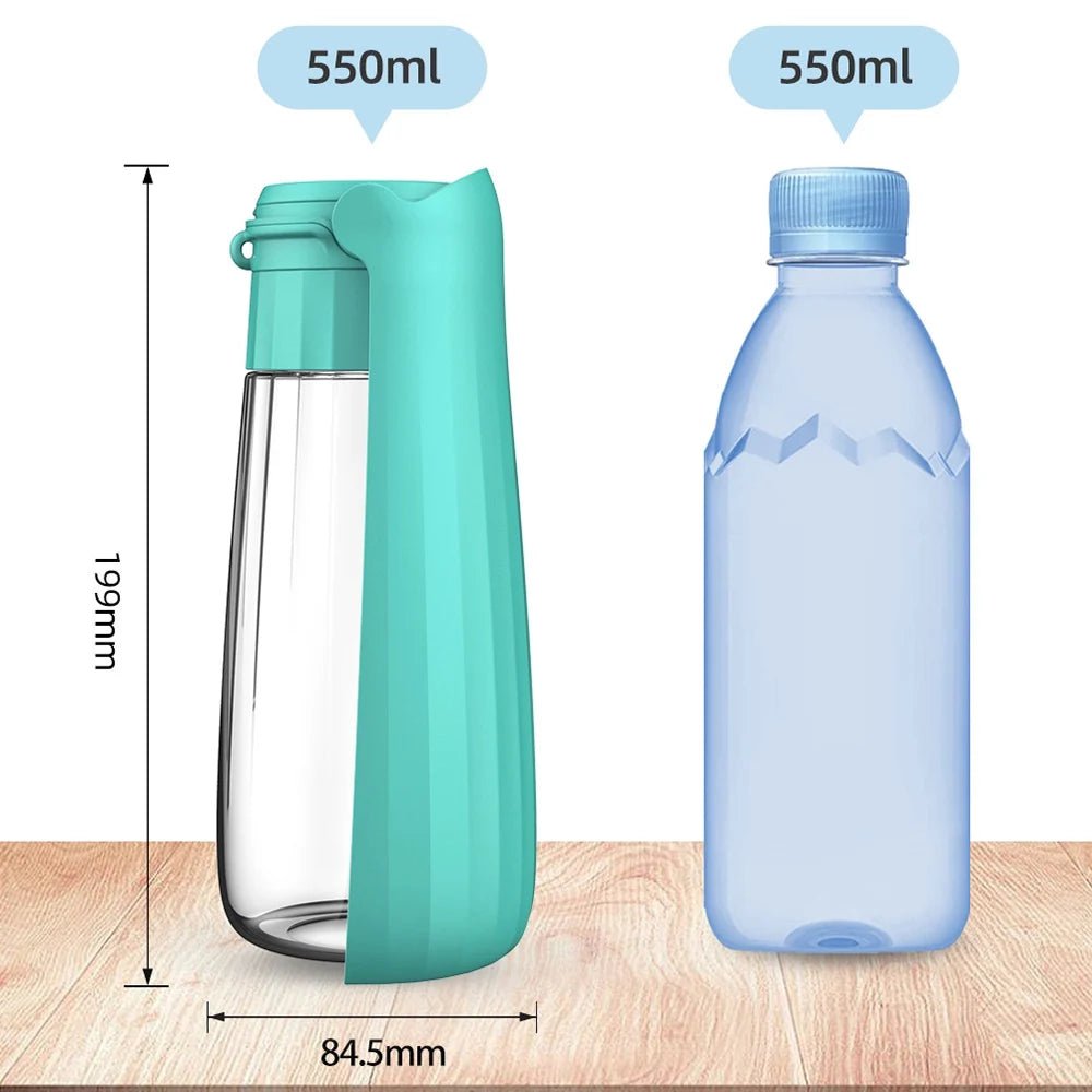 comparatif de la gourde pour chien de couleur verte avec une petite bouteille d'eau de couleur bleu. Le produit possède une capacité de 550Ml pour stocker l'eau. Image produit Boutiquechien